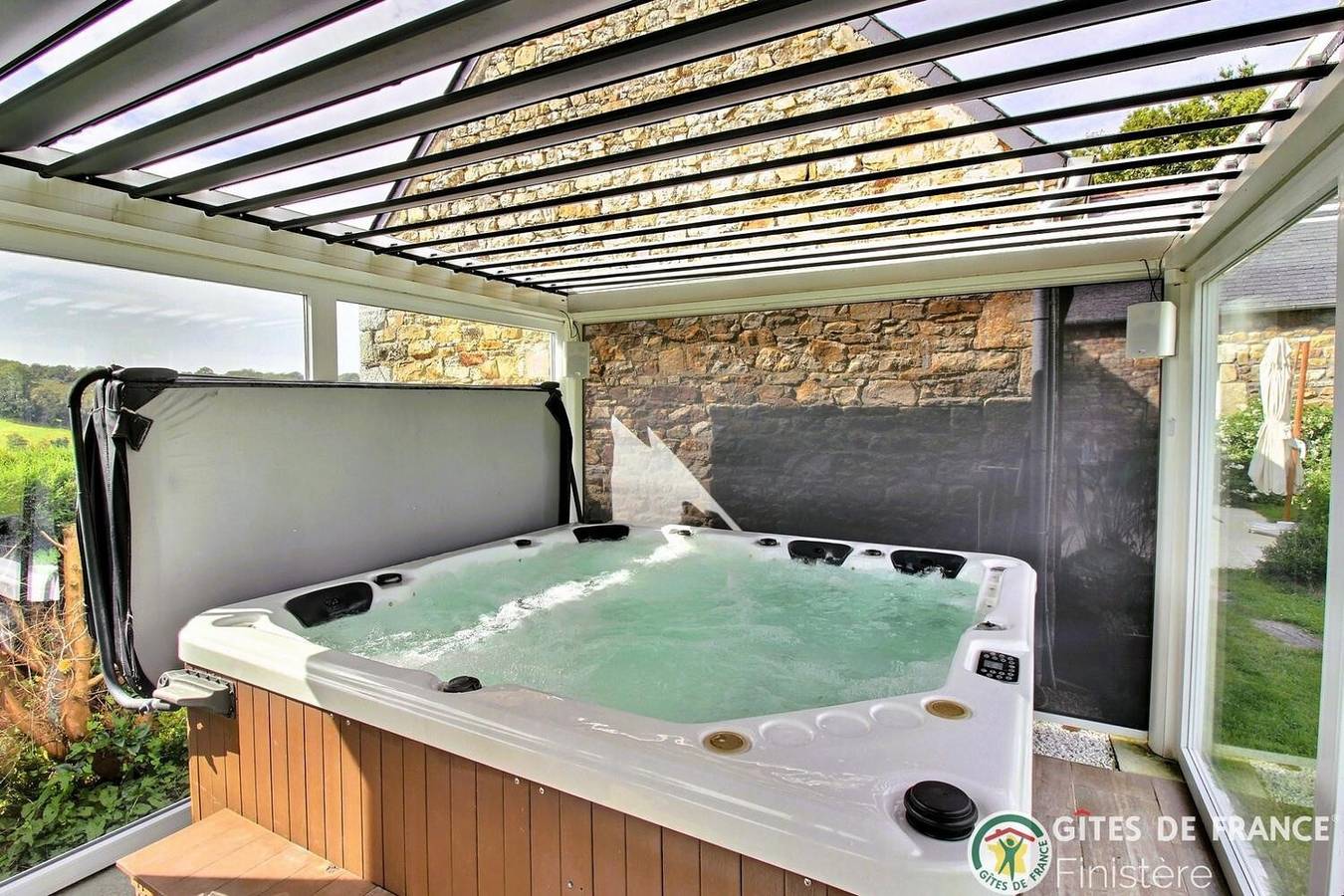 Chalet "Ty Koad" avec jacuzzi, terrasse et jardin partagés in Plouégat-Moysan, Région de Morlaix