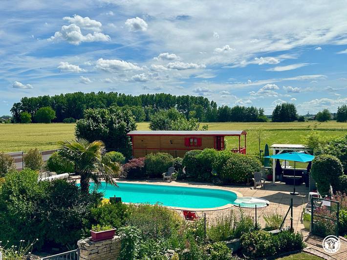 Gîte pour 2 personnes, avec Terrasse ainsi que Jardin et Piscine à Aiserey