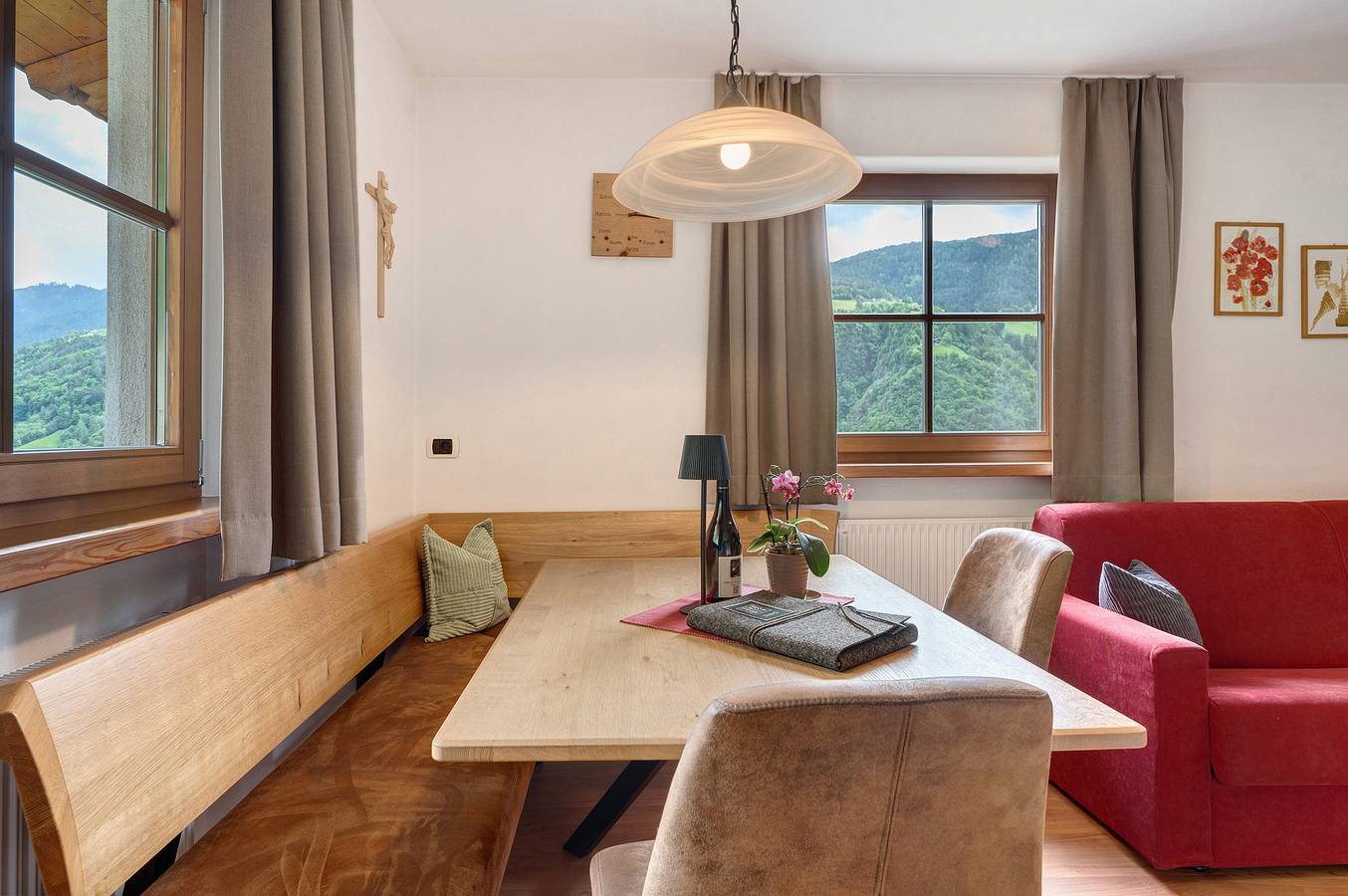 Ganze Wohnung, Ferienwohnung 'Emmerich Holzknecht' mit Bergblick, privater Terrasse und Wi-Fi in Oberaicha, Völs am Schlern