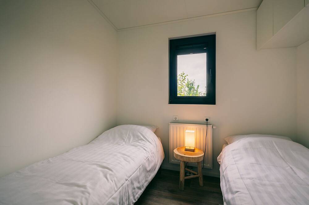 Bungalow in Ouddorp met Uitzicht op Natuur in Herkingen, Goeree-Overflakkee