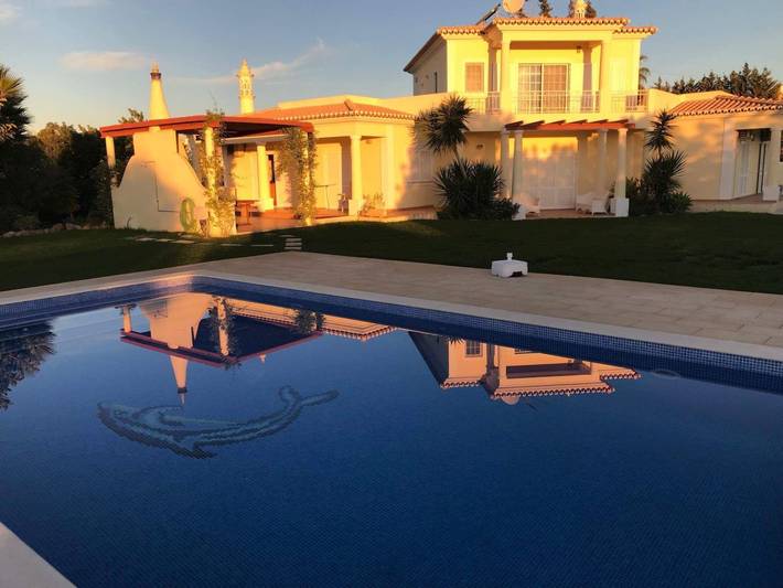 Location de vacances pour 9 personnes, avec jardin ainsi que piscine et terrasse dans Pata De Cima