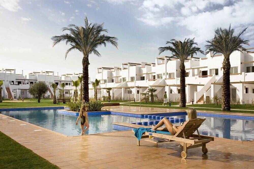 Entire apartment, Luxury 2 bed apartment on 5 star Jack Nicklaus golf course and family resort. in Condado de Alhama, Alhama de Murcia