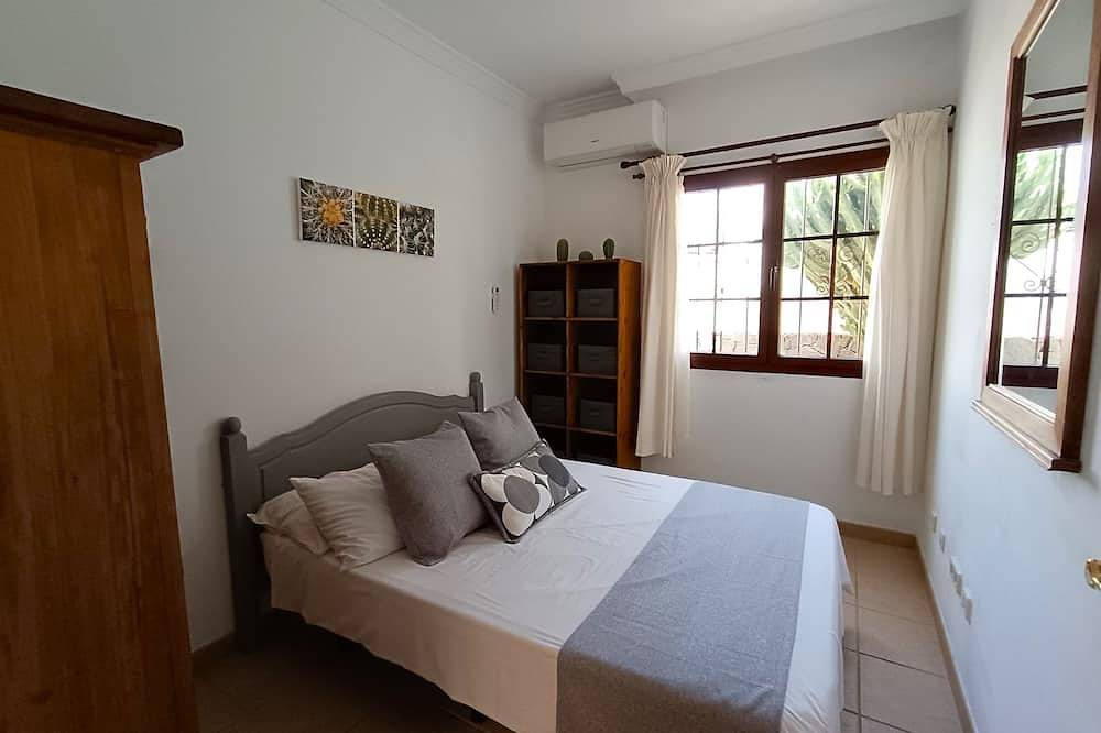Four bedroomed villa private heated pool, air conditioning, central Playa Blanca in Playa Blanca, Yaiza