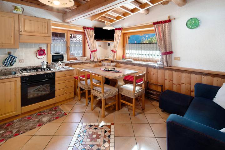 Apartamento entero, Apartamento 'Darecoi' con vistas a la montaña, jardín compartido y Wi-Fi in Falcade, Dolomiti Superski