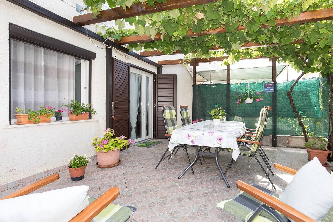 Appartement entier, Apartment on the ground floor with a large terrace in Baška, Krk