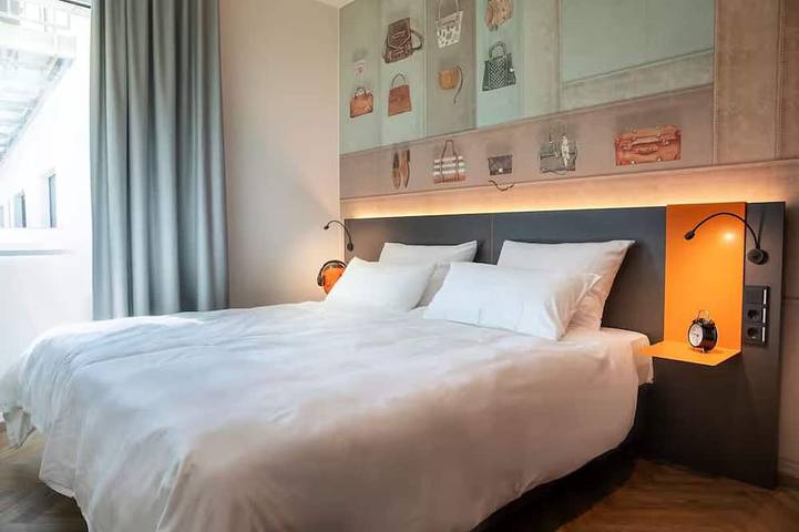 Bright Modern Room Steps from Marktplatz S-Bahn – 2 Min to Local Attractions in Offenbach am Main, Offenbach