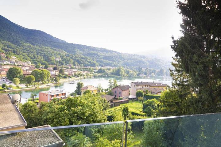 Ferienwohnung für 4 Personen, mit Balkon und Ausblick sowie Seeblick in Caslano