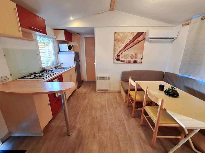 Camping pour 4 personnes, avec Terrasse et Jardin ainsi que Bassin pour enfant et Piscine