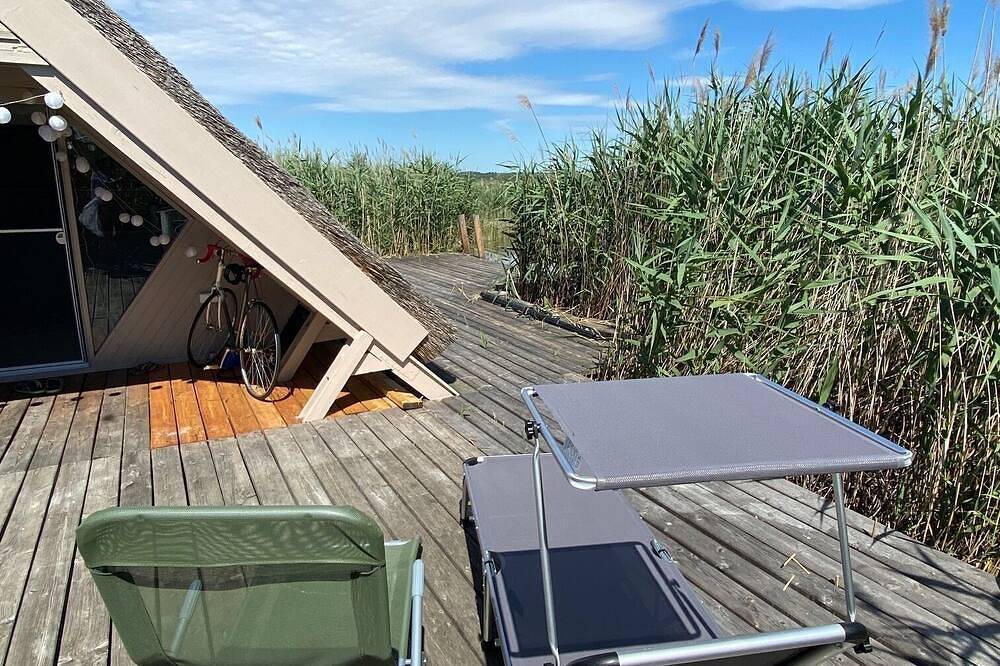 Schilfhütte / Pfahlbau Im Neusiedler See in Rust (Burgenland), Leithaberg