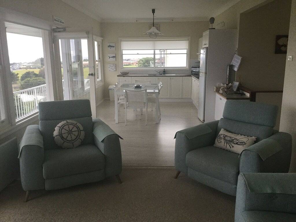 Spektakulärer Meerblick von diesem perfekt aktualisierten Strandhaus der 60er Jahre in Dalmeny, New South Wales