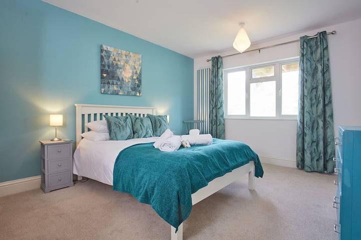 Entire apartment, Anneth Lowen is a large four-bedroom detached house, just a short stroll from the bustling beaches o in Polzeath, Pentire Point - Widemouth