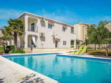 Ferienwohnung für 6 Personen, mit Garten und Balkon in Grad Šibenik