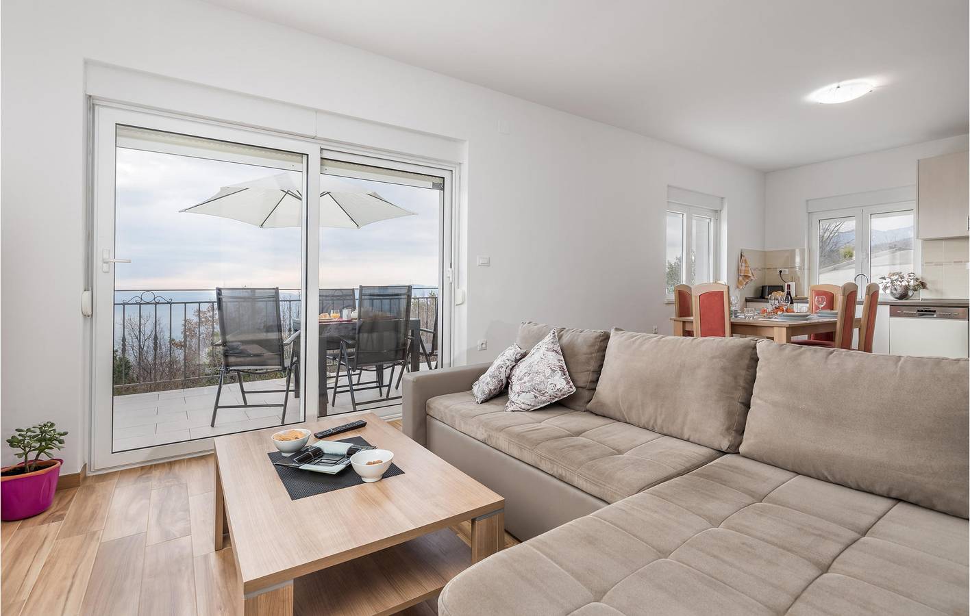 Apartamento vacacional entero, Amplio apartamento de 2 dormitorios con terraza cerca de los lugares de interés de Opatija in Općina Matulji, Opatija Riviera