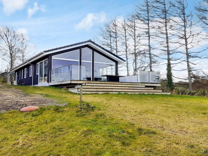 Ferieudlejning for 8 personer, med terrasse, børnevenlig i Hjarbæk