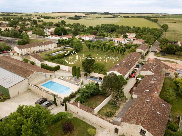 Location de vacances pour 4 personnes, avec Terrasse ainsi que Jardin et Piscine à Ternant (Charente-Maritime)