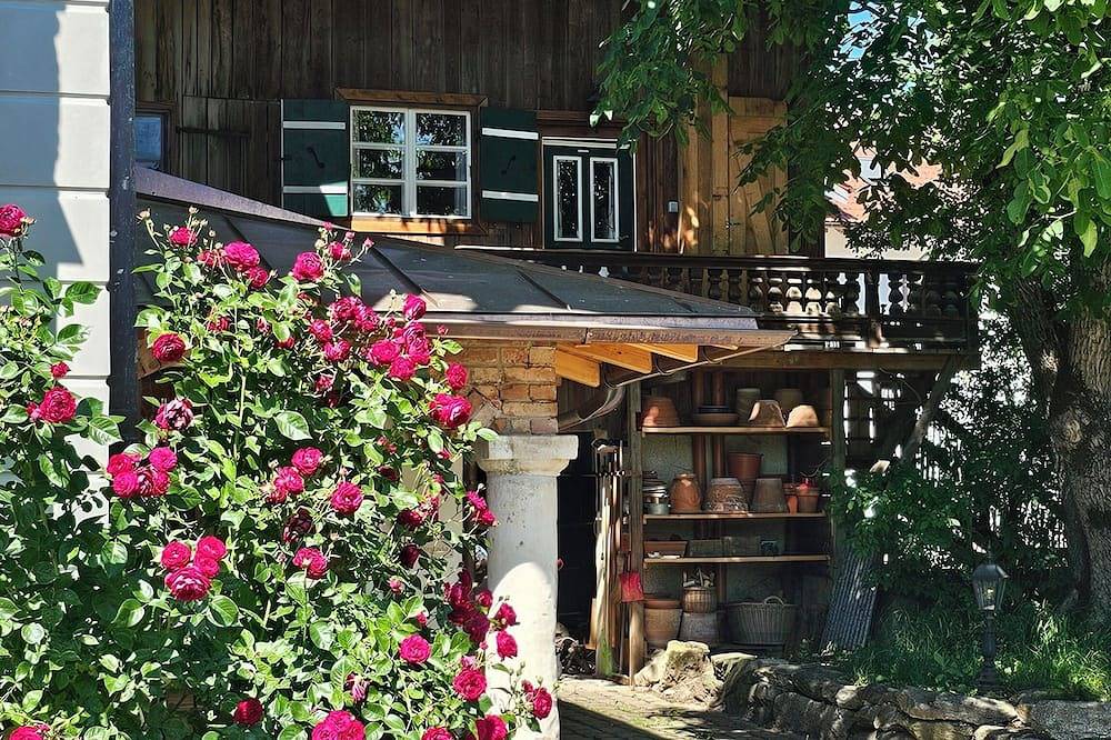 Ganze Wohnung, Ferienwohnung Nusseckerl, 42 qm Obergeschoss, kombinierter Wohn- und Schlafraum in Halfing, Landkreis Rosenheim