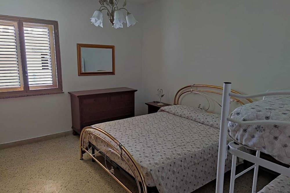 Ganze Wohnung, Cozy apartment a few steps from the sea and with a large terrace overlooking the sea in Terrasini, Palermo Provinz