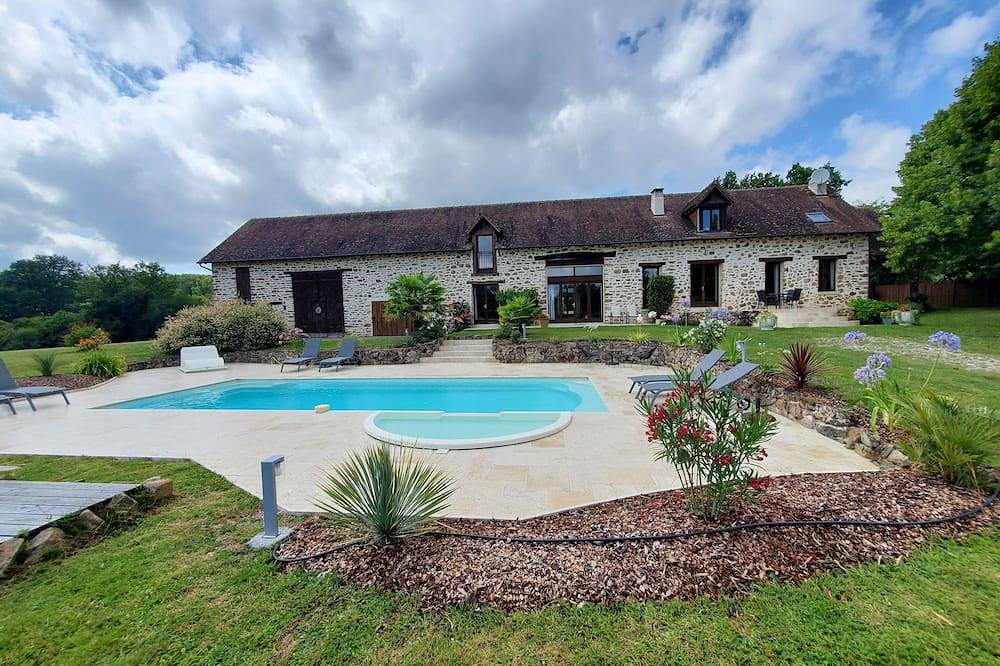 Belle Longère En Pierres Avec Piscine Privee Chauffee. in Meuzac, Région de Limoges