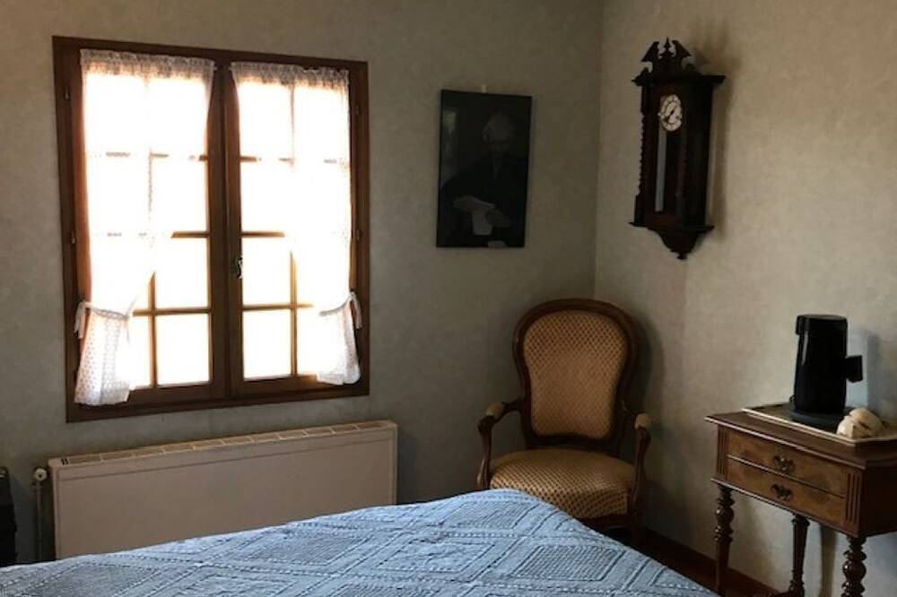 House with swimming pool in large garden in the heart of Provence - walking distance to town in Forcalquier, Parc naturel régional du Luberon