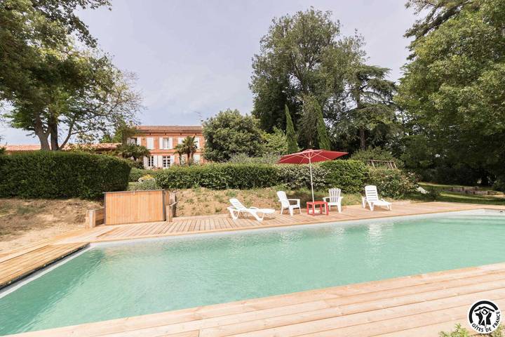Gîte pour 8 personnes, avec Terrasse ainsi que Jardin et Piscine