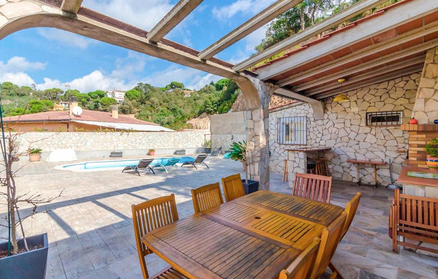 Apartamento con vistas a la montaña y piscina cerca de Lloret de Mar in Aiguaviva Parc, Vidreras