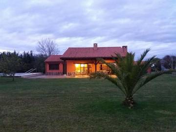 Location de vacances pour 8 personnes, avec jardin et vue ainsi que terrasse et piscine à Villaviciosa