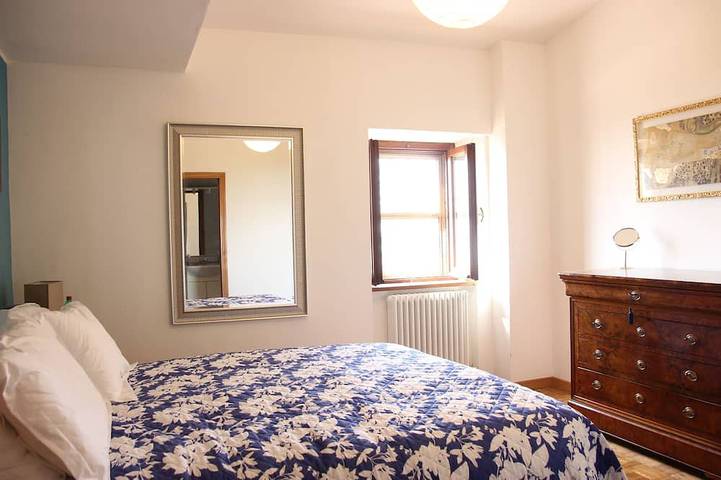 A large farmhouse with views over Umbria/Tuscany with Aircon & streaming WiFi in Tuoro sul Trasimeno, Lake Trasimeno