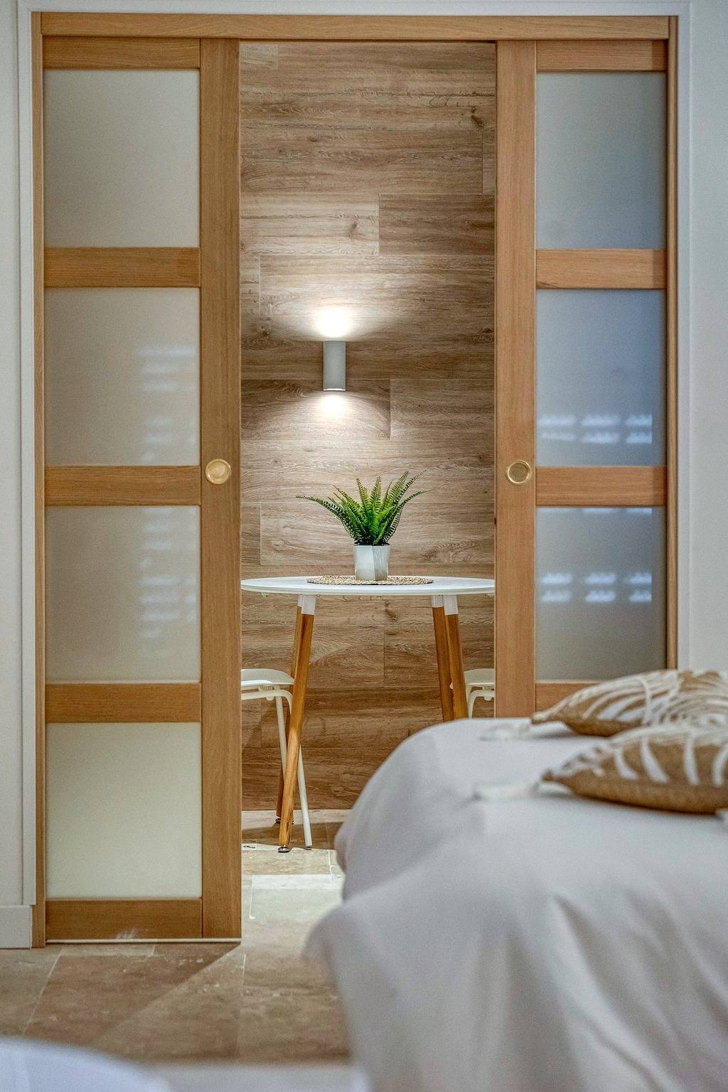 Luxurious Romantic Suite with Spa, Wi-Fi, and Air Conditioning in L'Isère, Isère