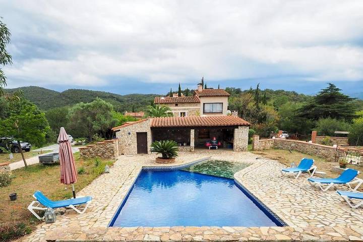 Appartement de vacances pour 5 personnes, avec jardin ainsi que vue et piscine