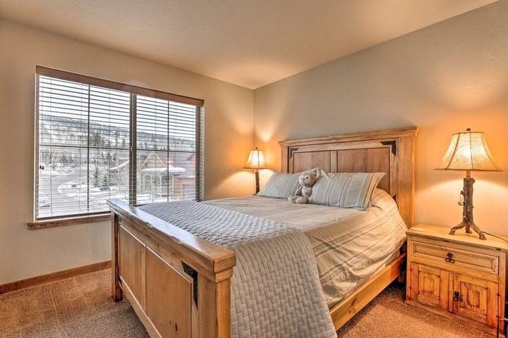 Vacation rental for 10 people, with hot tub and yard as well as pool in Granby