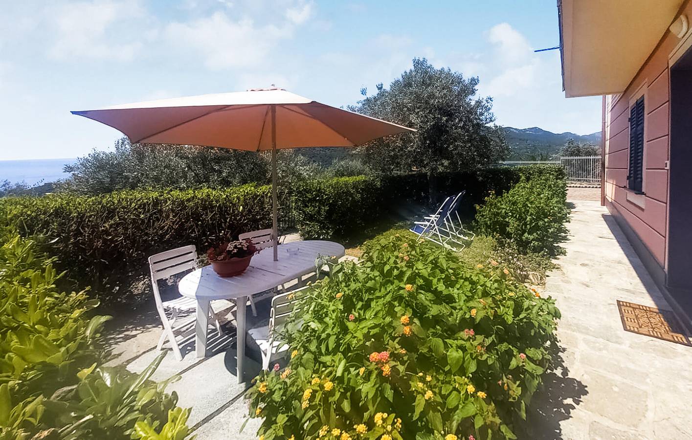 Appartamento intero, Appartamento per vacanze vista mare con parcheggio e WiFi in Recco, Riviera di Levante