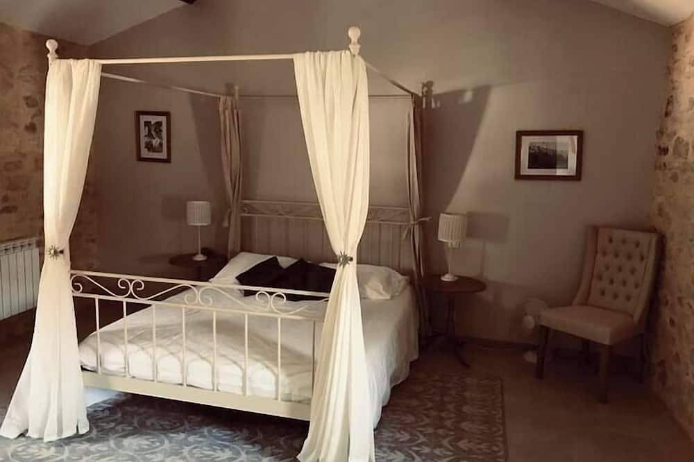 Le mas du figuier at the foot of the medieval city in Vézénobres, Alès region