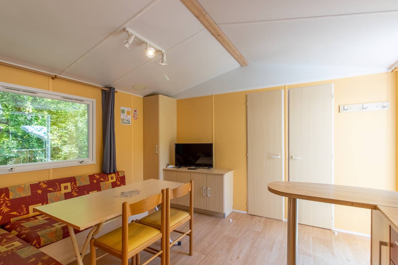 3★ Campsite in Périgord Noir – Mobile Home with Pool, Fishing & Family Activities in Saint-Martial-de-Nabirat, Périgord Noir