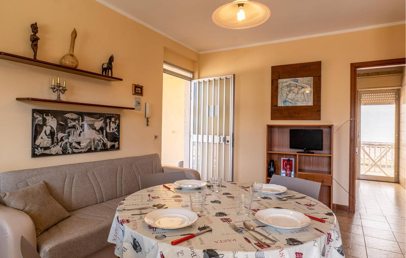 Ganze Ferienwohnung, Appartement mit Meerblick, Terrasse, WiFi & AC - 100m zur Spiaggia Donnalucata in Scicli, Ragusa Provinz