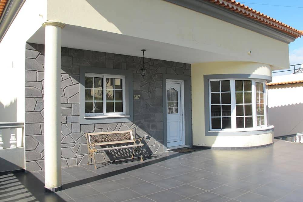 Villa Santos, geräumig, für 7 Personen, entspannte Gegend, mit einer herrlichen Aussicht in Calheta, Madeira