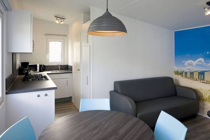 Strandhuisje voor 4 personen, with terras and balkon/terras as well as zwembad in Kamperland