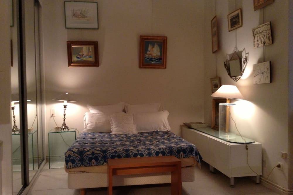 Entire apartment, In small private hotel in the city center, 45m2 apartment in Perpignan, Côte d'Améthyste