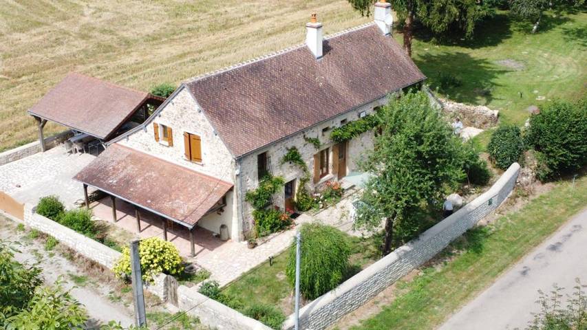 Location de vacances pour 13 personnes, avec vue et jardin à Crux-la-Ville