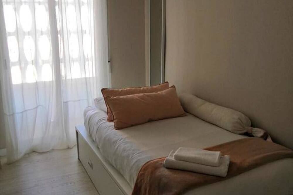 Ganze Wohnung, Die Haltestelle Santo Domingo hält an in Saragossa, Saragossa Provinz