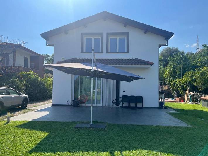 Casa vacanza per 6 persone, con Terrazza e Giardino nonché Piscina e Panorama a Valverde (Catania)