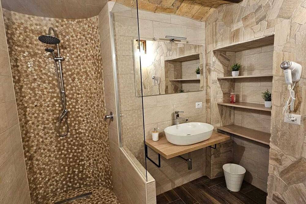 Entire apartment, Romantic House: the Lake Refuge (complete lakefront apartment)4bed+Wc in Anguillara Sabazia, Lake Bracciano