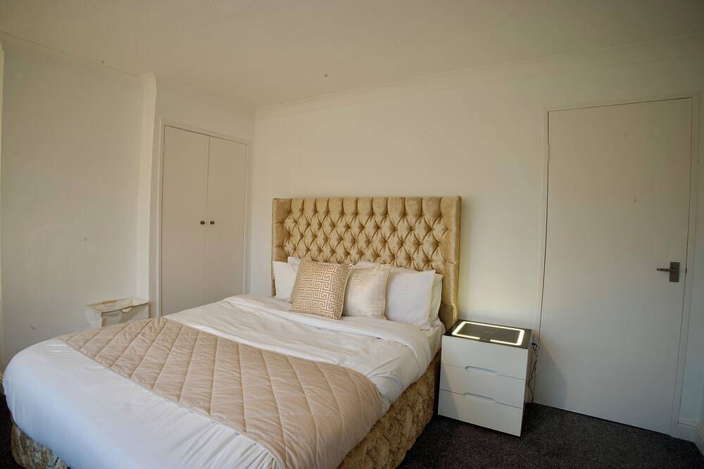 Luxury 3-Bed Retreat Near Gatwick | Media Wall Fire Place, Garden & Free Parking in Crawley, West Sussex