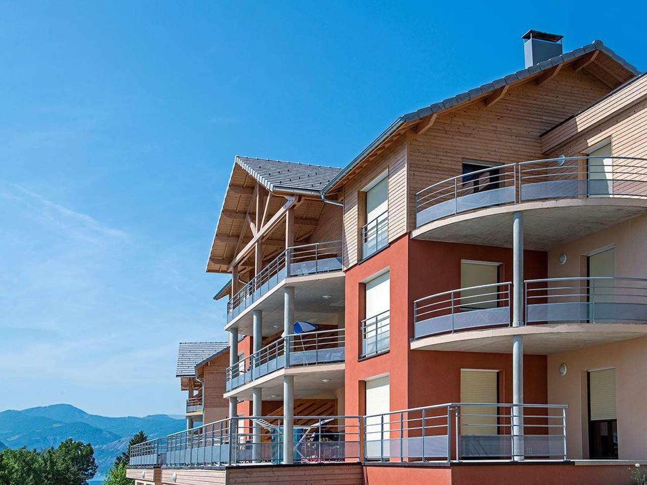 Entire apartment, Wohnung mit Blick auf das Wasser in Chorges, Écrins National Park