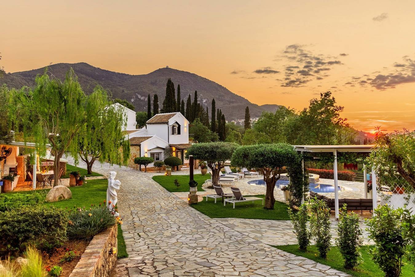 Villa Claire Corfu: 10 Hektar Privatvilla mit Pool & Gästehaus auf Korfu in Achilleio, Korfu