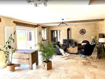 Location de vacances pour 7 personnes, avec jardin ainsi que terrasse et piscine, adapté aux familles à Neuville-sur-Sarthe