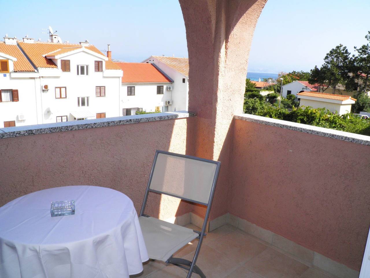 Ganze Wohnung, Standard Apartment Klaric Prvic - 200 m vom Strand entfernt, mit Balkon in Zarok, Baska