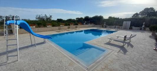 Location de vacances pour 6 personnes, avec sauna et jardin ainsi que jacuzzi et balcon à Alberobello