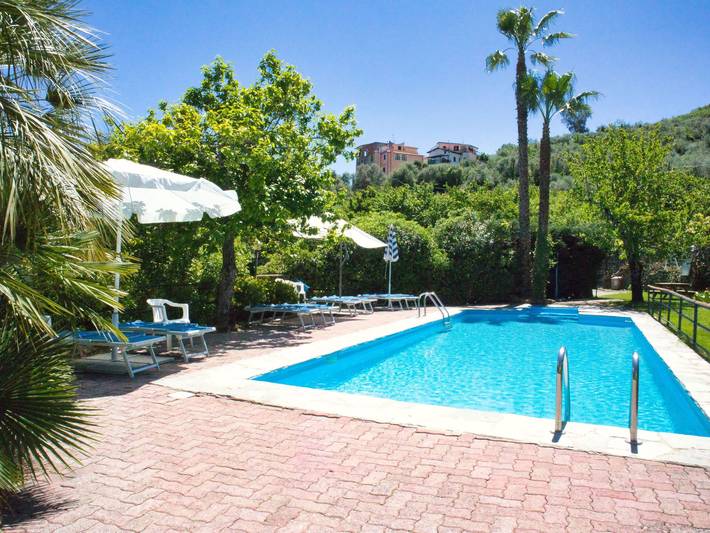 Ferielejlighed for 4 personer, med terrasse og udsigt samt have i Norditalien