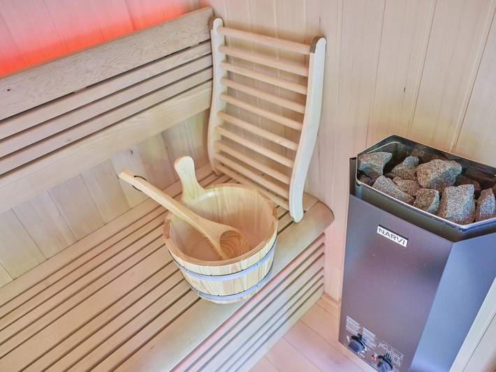 Cosy chalet in the woods with a sauna in Zutendaal, Hasselt region