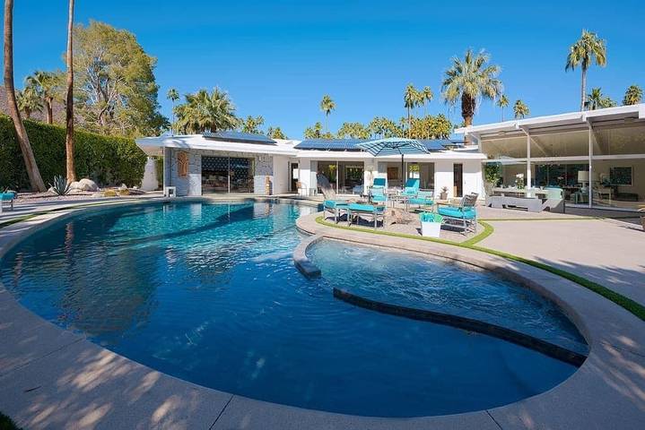 Villa for 8 people, with hot tub and pool as well as balcony and yard in Palm Springs